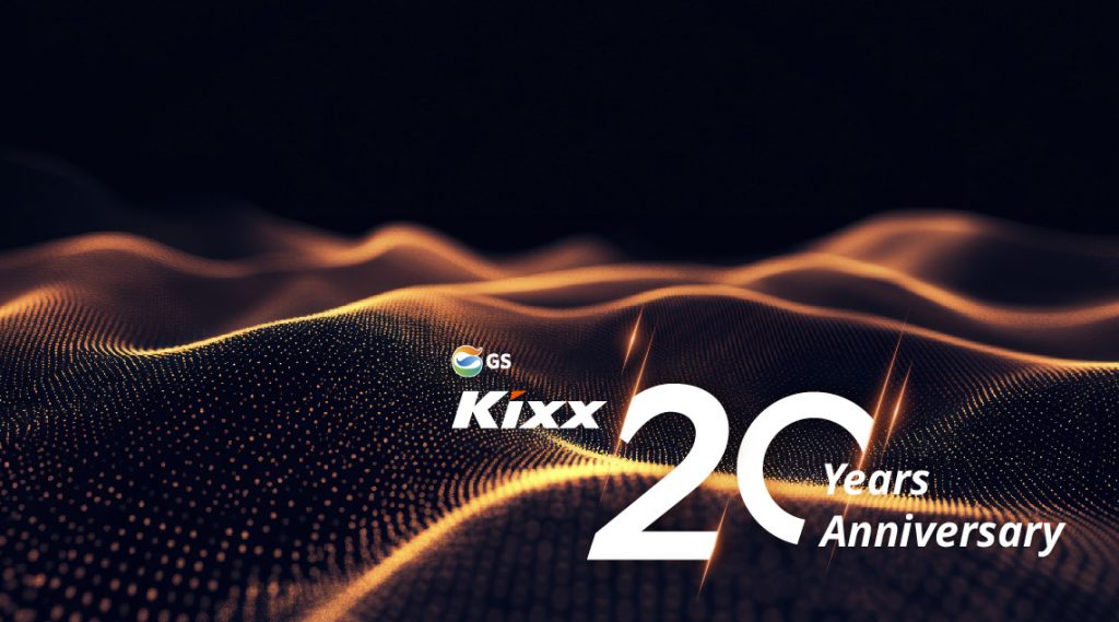 В 2025 году GS Group и Kixx, бренд смазочных материалов GS Caltex, дочерней компании GS Group, исполняется 20 лет.
Основанная в 2005 году после отделения от LG Group, GS Group неуклонно расширяет свой бизнес в широком спектре секторов — от нефтепереработки, розничной торговли и строительства до выработки электроэнергии, торговли, гостиничного бизнеса и венчурного капитала — движимая своим основополагающим духом «Изменения и вызов». В частности, GS Caltex, GS Energy и GS Power успешно превратились в комплексного поставщика энергетических услуг.
Запущенный в том же году, Kixx, бренд смазочных материалов GS Caltex, получил широкое признание как в Корее, так и на мировых рынках, подкрепленное 55-летним опытом GS Caltex в производстве смазочных материалов и передовым качеством продукции. Kixx повысил свою глобальную конкурентоспособность, расширив свои ключевые рынки, включая Индию, Россию и Вьетнам. Бренд продолжает стимулировать технологические инновации, расширяя свою линейку промышленной продукции и активно реагируя на меняющиеся тенденции отрасли и экологические требования к смазочным материалам для электромобилей и гибридных автомобилей, биомаслам и охлаждающим жидкостям для погружения.
Эти усилия GS Caltex и Kixx укрепили доверие и признание потребителей. GS Caltex недавно заняла первое место в энергетическом секторе по результатам опроса «Самые уважаемые компании Кореи», в то время как Kixx получала награду First Brand Award в течение девяти лет подряд, демонстрируя свою рыночную конкурентоспособность и ценность бренда.
Поскольку GS Group и Kixx смотрят в будущее, обе компании по-прежнему стремятся сохранить свои лидирующие позиции, принимая новые вызовы на быстро меняющемся мировом рынке. Отмечая свое 20-летие, Kixx представит разнообразный контент бренда, который подчеркнет его достижения и вехи, которых зрители будут с нетерпением ждать.